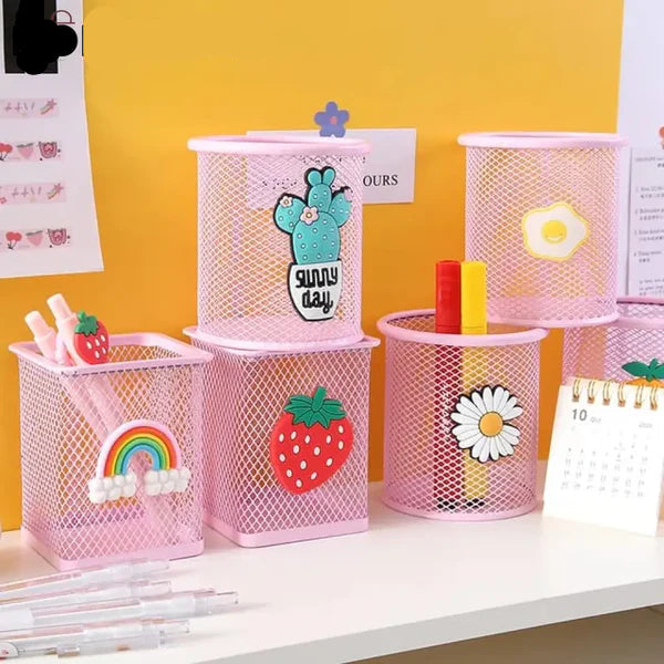 Set of pink mesh desk organizers with decorative elements on a yellow background, featuring the brand 'HOMDUCTS'.